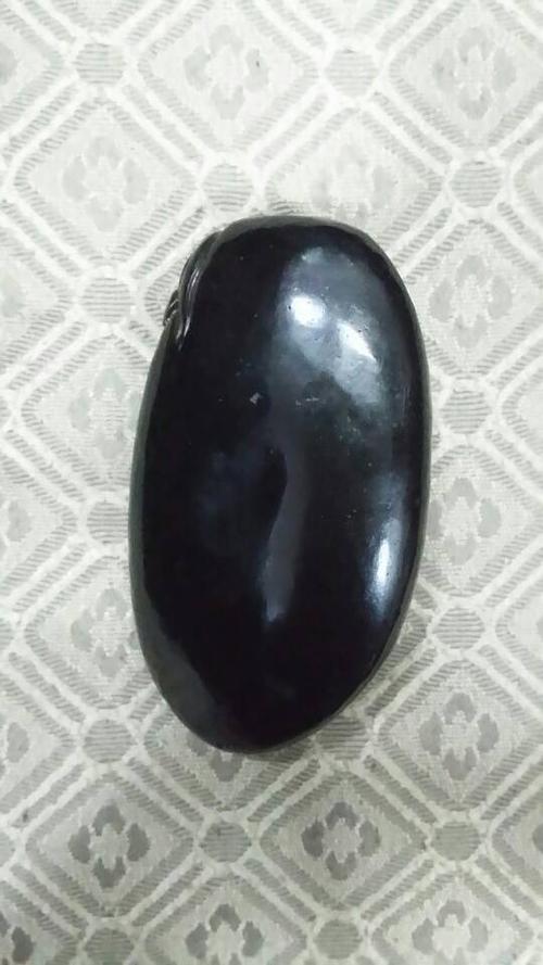 和田玉黑油皮籽料