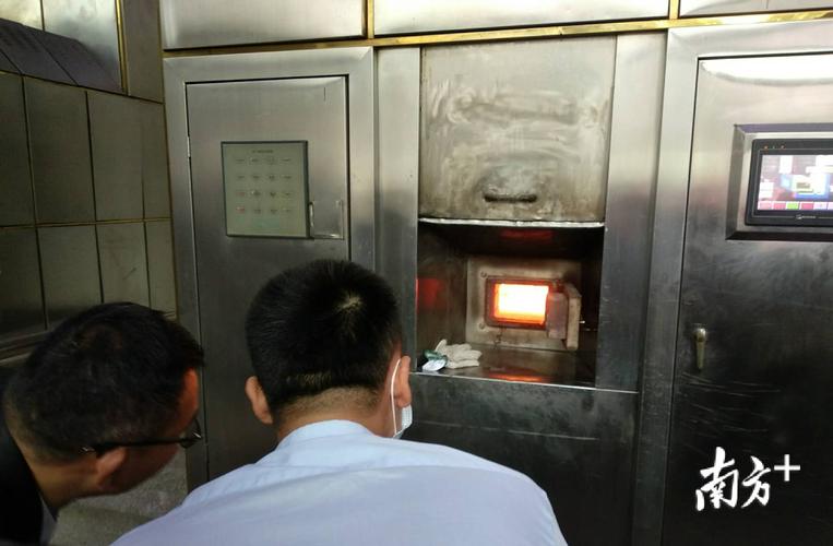 市民走进南海殡仪馆为逝者化妆体验人生最后一站
