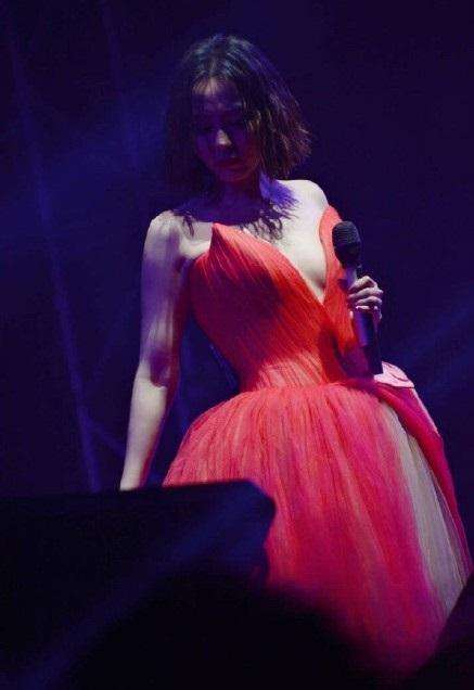 今日,张靓颖在微博中晒最新澳门演唱会近照,穿着一袭一字肩深v红色