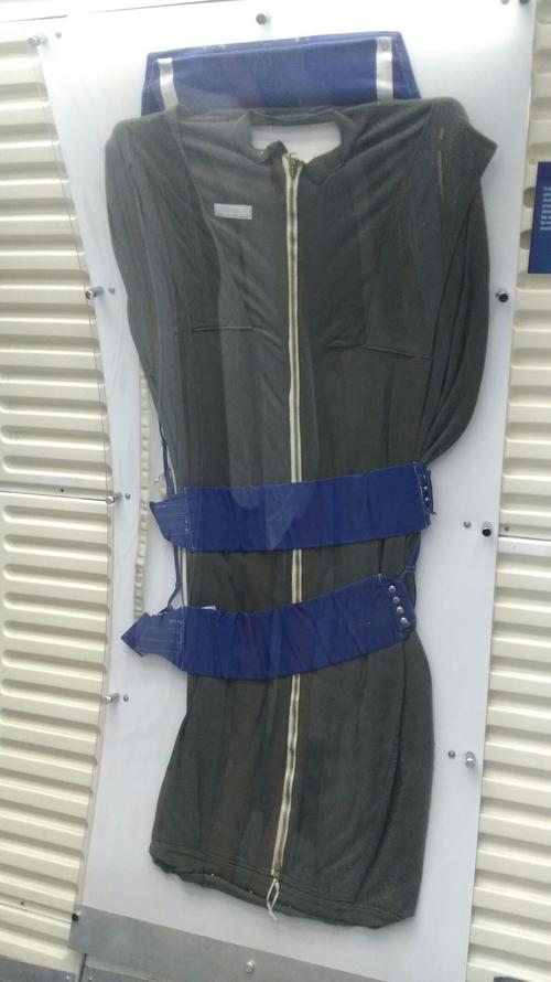 宇航员睡觉时睡袋固定的状况.