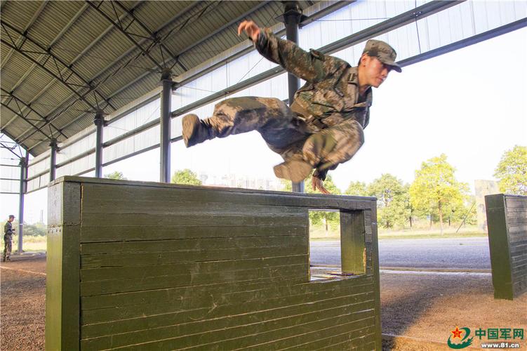 兵哥哥教你如何通过400米障碍