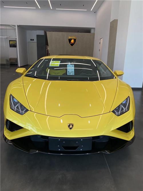 21款兰博基尼小牛 吸引万众目光