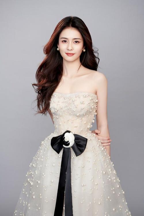 白鹿白色抹胸连衣裙优雅锁骨迷人腰间黑色蝴蝶结点缀添活力元气