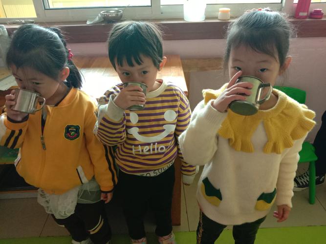 老师们给小朋友们擦香香