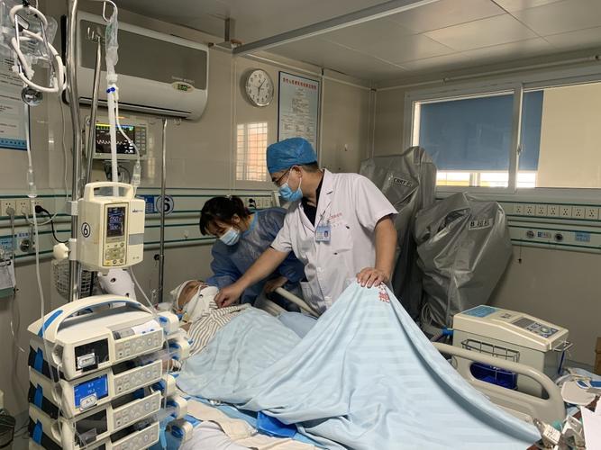 8月3日,在湛江西南医院icu病房内,逐步恢复知觉的小黄已能抬起手臂向