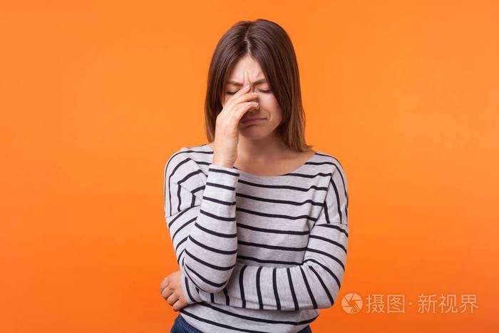 伦敦一位愁眉苦脸的棕色头发年轻女人的画像