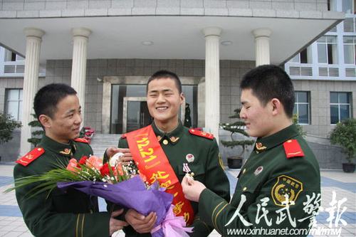 荣立一等功的李顺接受战友祝贺.    图片来源:人民武警报