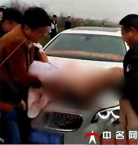 恶俗婚闹伴娘被抬引擎盖当众羞辱 裙子被掀到腰部被拍臀部