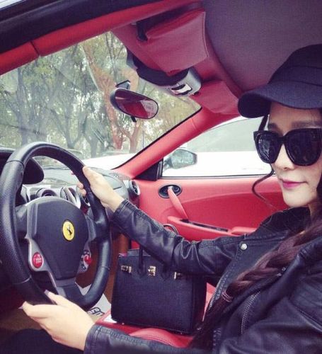 图为美女网晒的豪车照片.