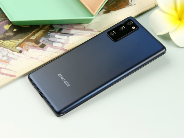 外观方面:三星s21fe这款手机的正面及背面的一个外观情况被英国的