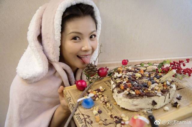 刘涛为工作人员手制蛋糕,色香味美,刘涛吐小舌头卖萌太可爱