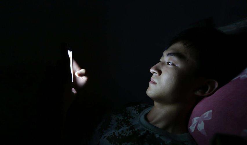 晚上偷偷看"成人网"就安全吗?大错特错,其实手机早被利用了