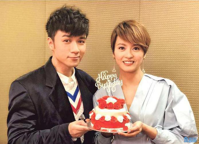 古巨基端蛋糕为梁咏琪庆生时隔19年再合唱