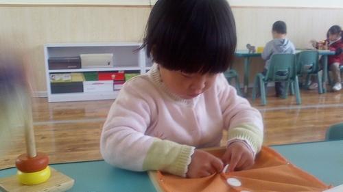 我叫心仪,我在练习系扣子的工作.