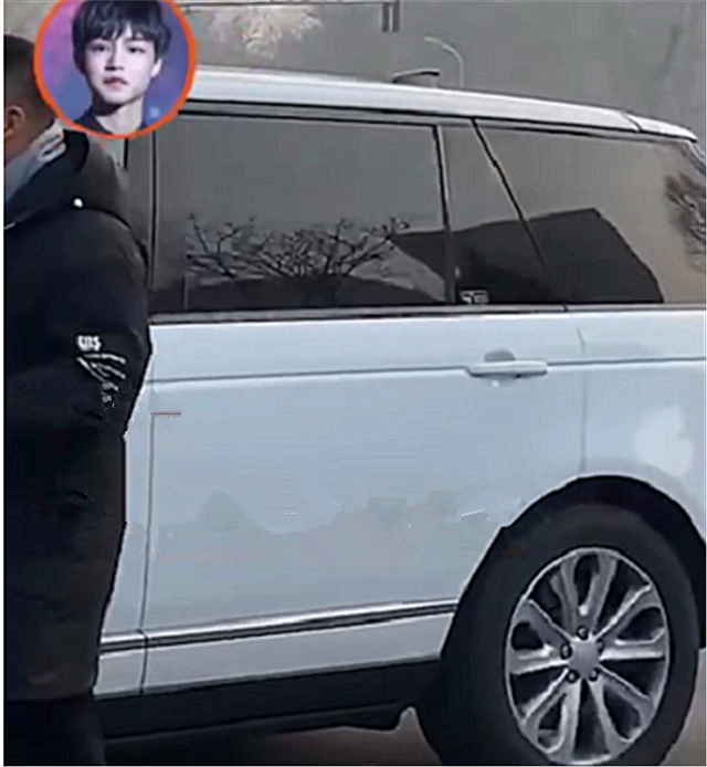 百万路虎揽胜全车珍珠白车主是王俊凯年仅21岁就开豪车