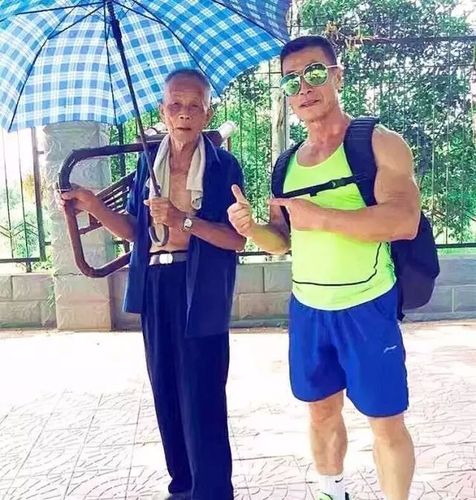 世界…… 这个话题从来不缺对比 67岁的杨新民老师和他同龄人站在一起