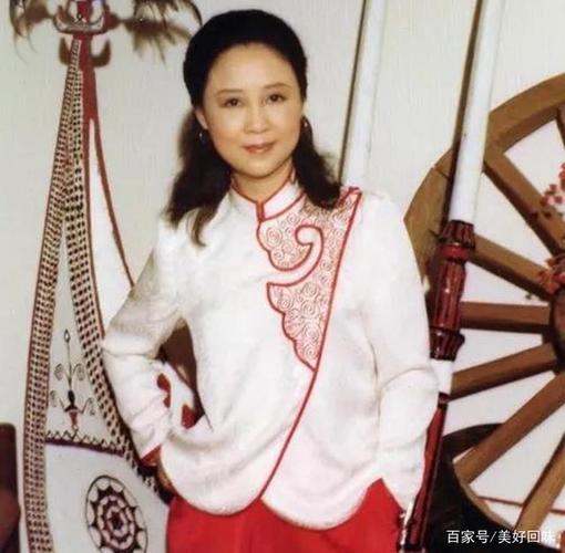 琼瑶初恋大她25岁的老师 写《窗外》成名 老师孤单一生