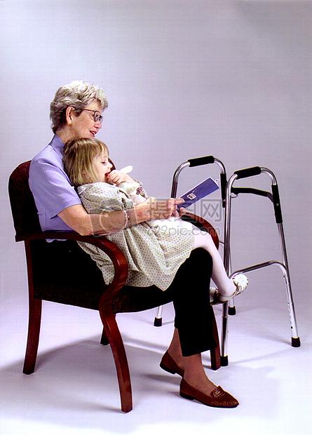 椅子上抱着孩子的女人