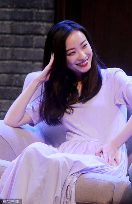 倪妮穿紫色长裙衬迷人气质 中长黑发温婉感十足