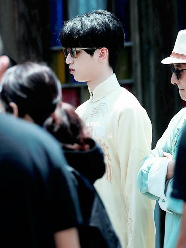 严浩翔|撑伞的小熊宝宝_严浩翔_娱乐_明星娱乐资讯