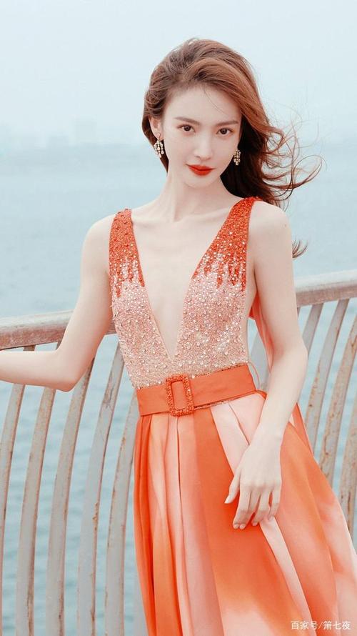 金晨裙子配色像雪花牛肉,深v低胸,大秀性感好身材