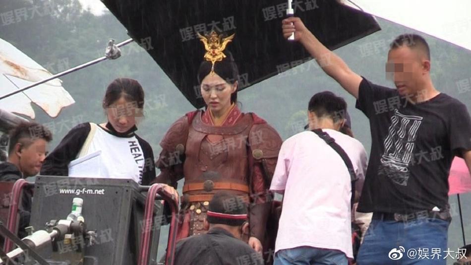 网曝唐嫣新剧片场照面部浮肿获助理搀扶孕味浓