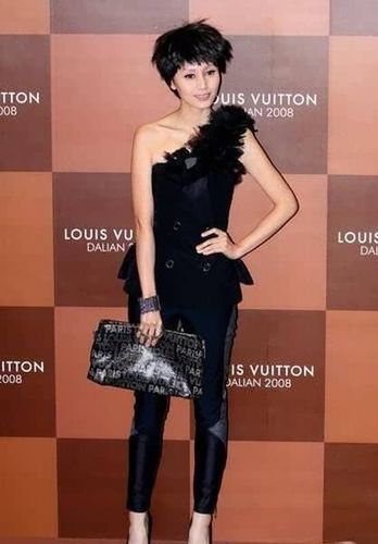 袁泉身高: 168cm 体重: 49kg