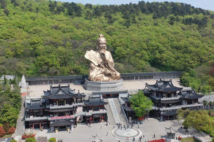 句容茅山风景区涌现"春游热"