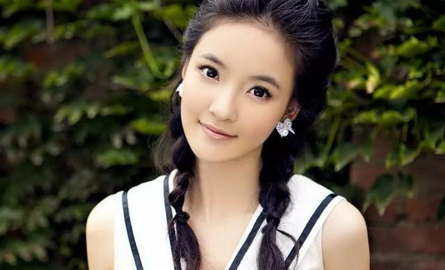 刘玥霏小巧玲珑具有温婉甜美的邻家女形象非常迷人