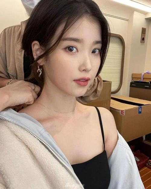 韩国女星iu李知恩晒甜美自拍照28岁国民妹妹