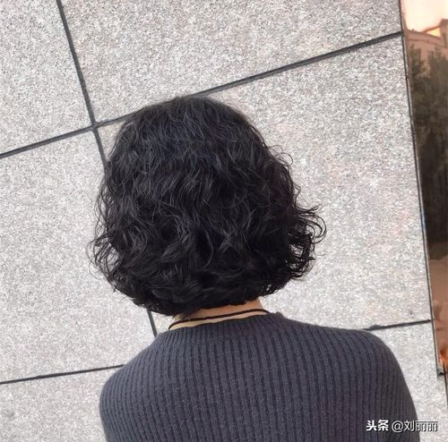 中年女性发型千万别瞎剪,"烫小卷,剪短发"洋气有气质