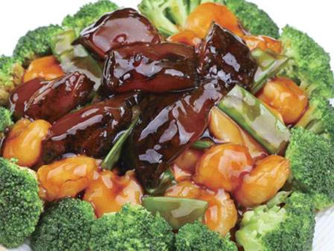 用料丰富,口味浓厚,鲜香丰盛,系鲁菜传统筵席中之大菜,因多种原料聚于