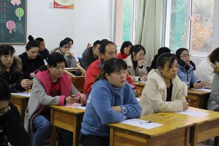 马洪翠校长在广播站介绍了学校基本情况,师资队伍建设情况,学校特色