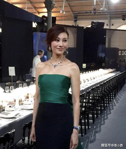 李嘉欣美得倾国倾城穿抹胸上衣配半身长裙气质_珠宝