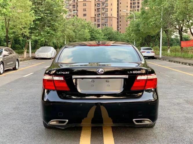 2012年雷克萨斯ls600hl售价26万,油电混合加长版,油耗