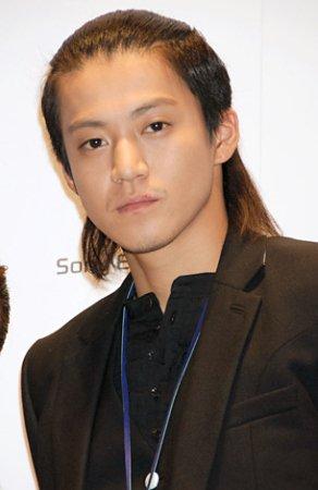 小栗旬被疑沾毒品事业不顺人气低迷图