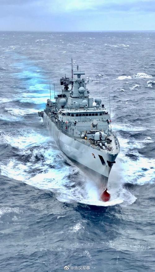 德国海军f123级护卫舰拜仁号回国途中在印度洋接受美军补给舰