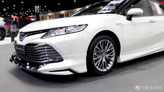 高清实拍2020款丰田凯美瑞25混动版适合家用代步