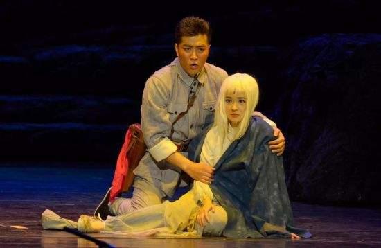 喜儿被黄世仁玷污,为什么宁愿变成白毛女,也不愿嫁给黄世仁?
