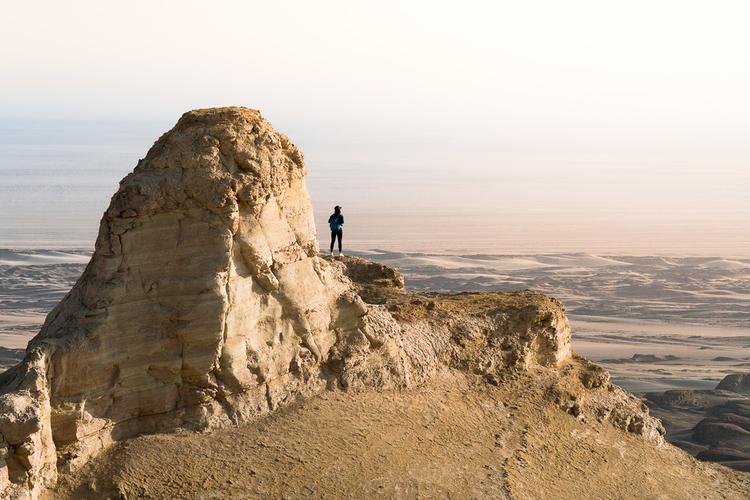 站在高处往远方眺望,山雅丹外围的戈壁滩,大得让你无法想象.