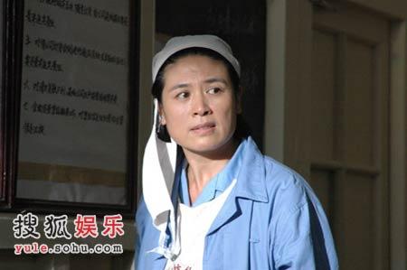 张英召集《家有九凤》众姐妹 同母亲度"小年"