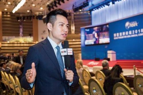 何岩柯被称为全能主播,主持,现场报道,同声传译,连线记者样样精通.