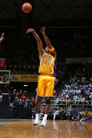 科比投篮手型 科比投篮姿势分解图_怎么模仿科比投篮姿势