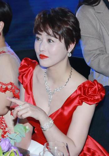 原创周海媚越老越放得开穿大红色礼服裙用力过猛这身材60后里少见