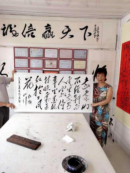 女毛体书法家王改连,国家一级美术师,却被人批评为