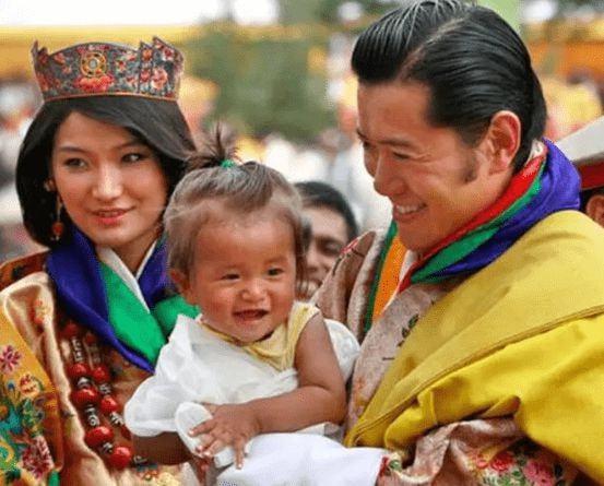 不丹国王晒全家福纪念结婚10周年王后靠娘家和俩儿子稳坐后位