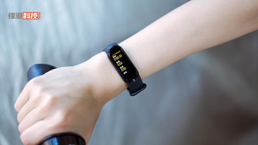 小米手环5图赏:磁吸充电 百款主题表盘