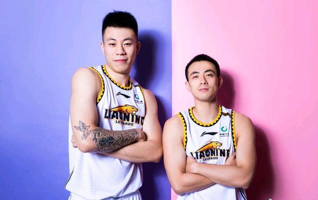 辽宁男篮定妆照,大韩变肌肉男,郭艾伦娇羞像女孩,外援纹身亮眼