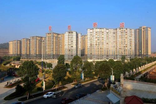 怎么回事?最近很多摄影师,摄影家都围着佛冈篁胜新城拍拍拍