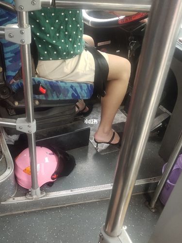 今天坐公交上班,瞅到女司机穿个高跟拖鞋,还是个细跟 ,,惊了!